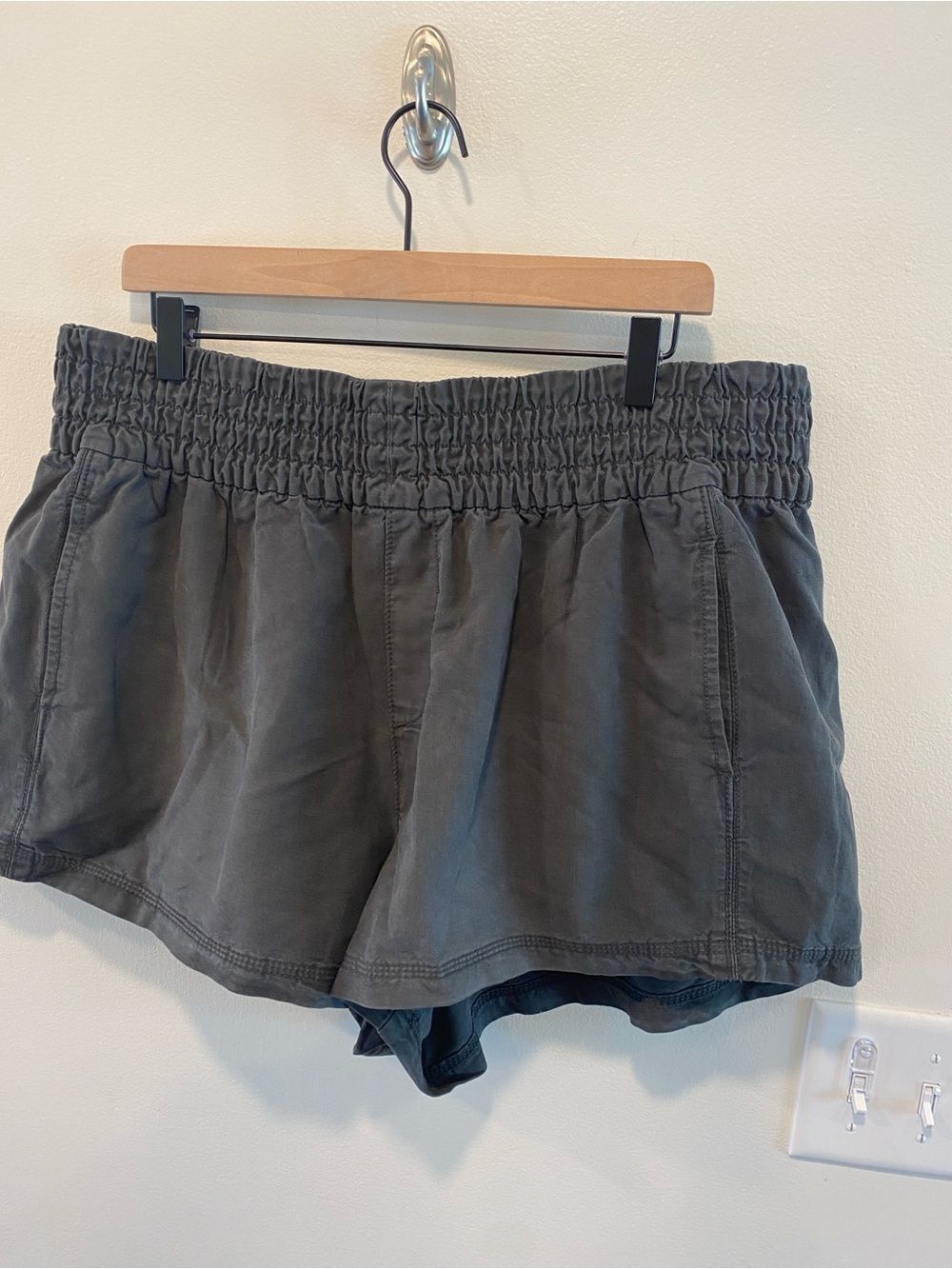 Aerie babewatch shirts women’s XL smocked pull on waistband NEW charcoal - Picture 9 of 9